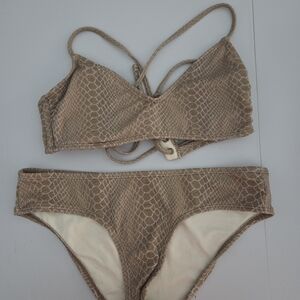 Hula Honey White Tag with Beige Patterned Fabric